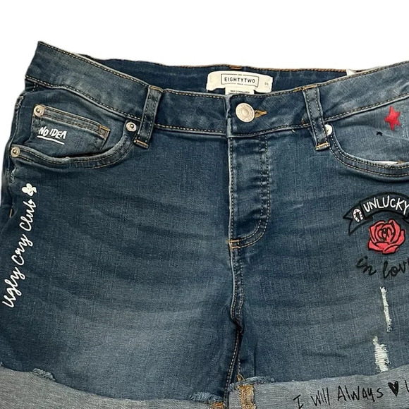 Cute Jean shorts with writing on the legs, size 5 - Picture 2 of 6